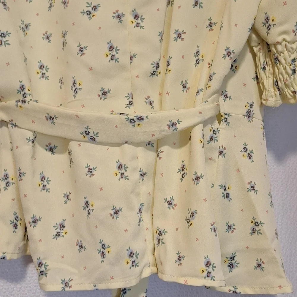 BCBGeneration Ditsy Floral , Wrap Top size Medium.. NWT - Picture 12 of 12